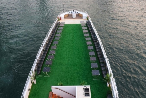 Abu Dabi: paseo en barco con cena y buffet en un megayate en Yas Marina Bay