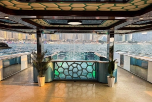 Abu Dabi: paseo en barco con cena y buffet en un megayate en Yas Marina Bay