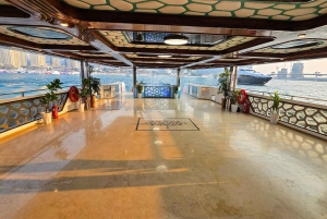 Abu Dabi: paseo en barco con cena y buffet en un megayate en Yas Marina Bay