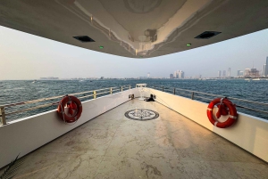 Abu Dabi: paseo en barco con cena y buffet en un megayate en Yas Marina Bay