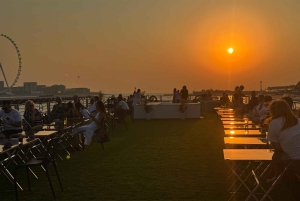 Abu Dabi: paseo en barco con cena y buffet en un megayate en Yas Marina Bay