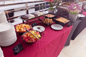 Abu Dabi: paseo en barco con cena y buffet en un megayate en Yas Marina Bay