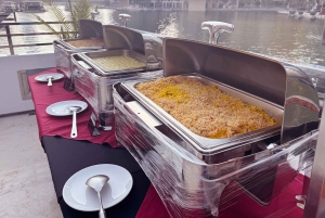 Abu Dabi: paseo en barco con cena y buffet en un megayate en Yas Marina Bay