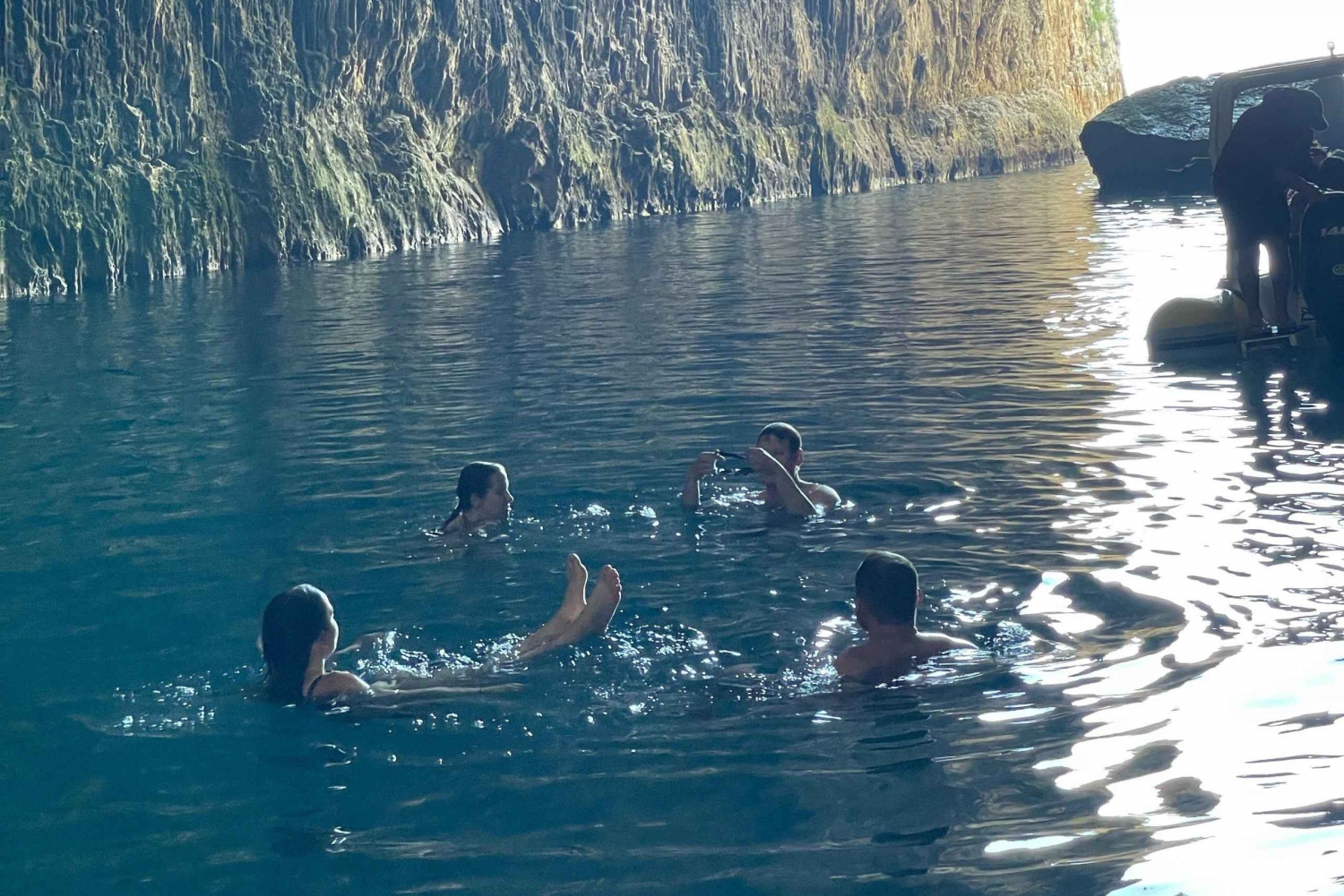 Vlore: Ali-luola & Karaburun pikaveneellä.