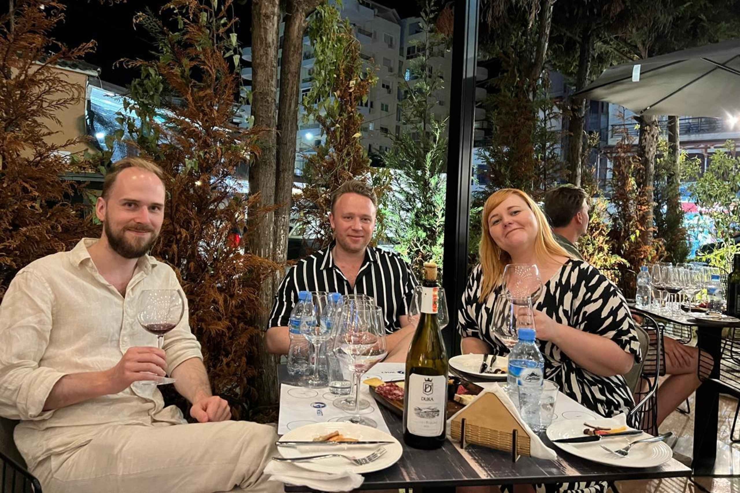 Albansk vinprovning i Durres stad