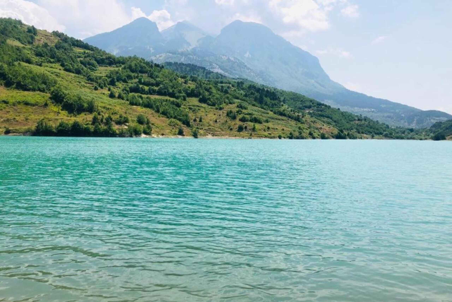ベラト：トモリ城とダルダ湖の日帰りツアー