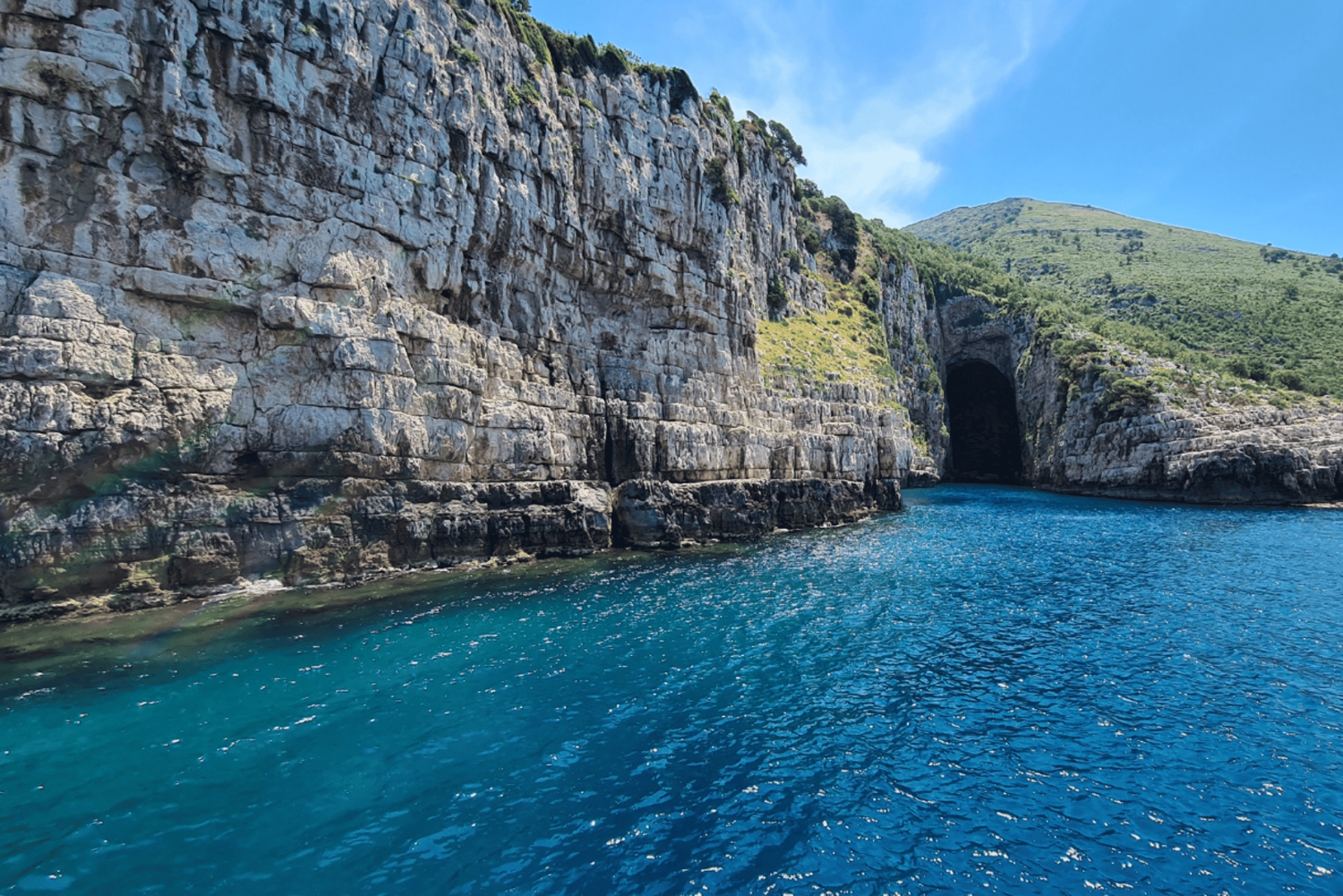 Båttur i Vlorë: ön Sazan, Haxhi Ali-grottan och Karaburun