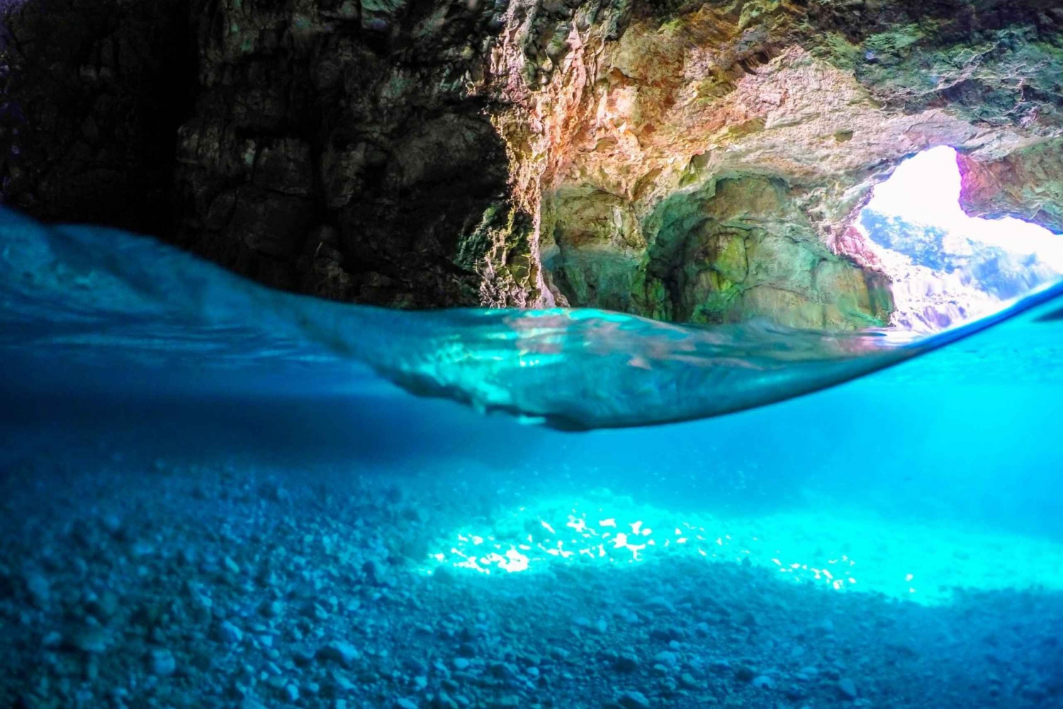 Motor båt till Dafina Bay och Haxhi Ali Cave