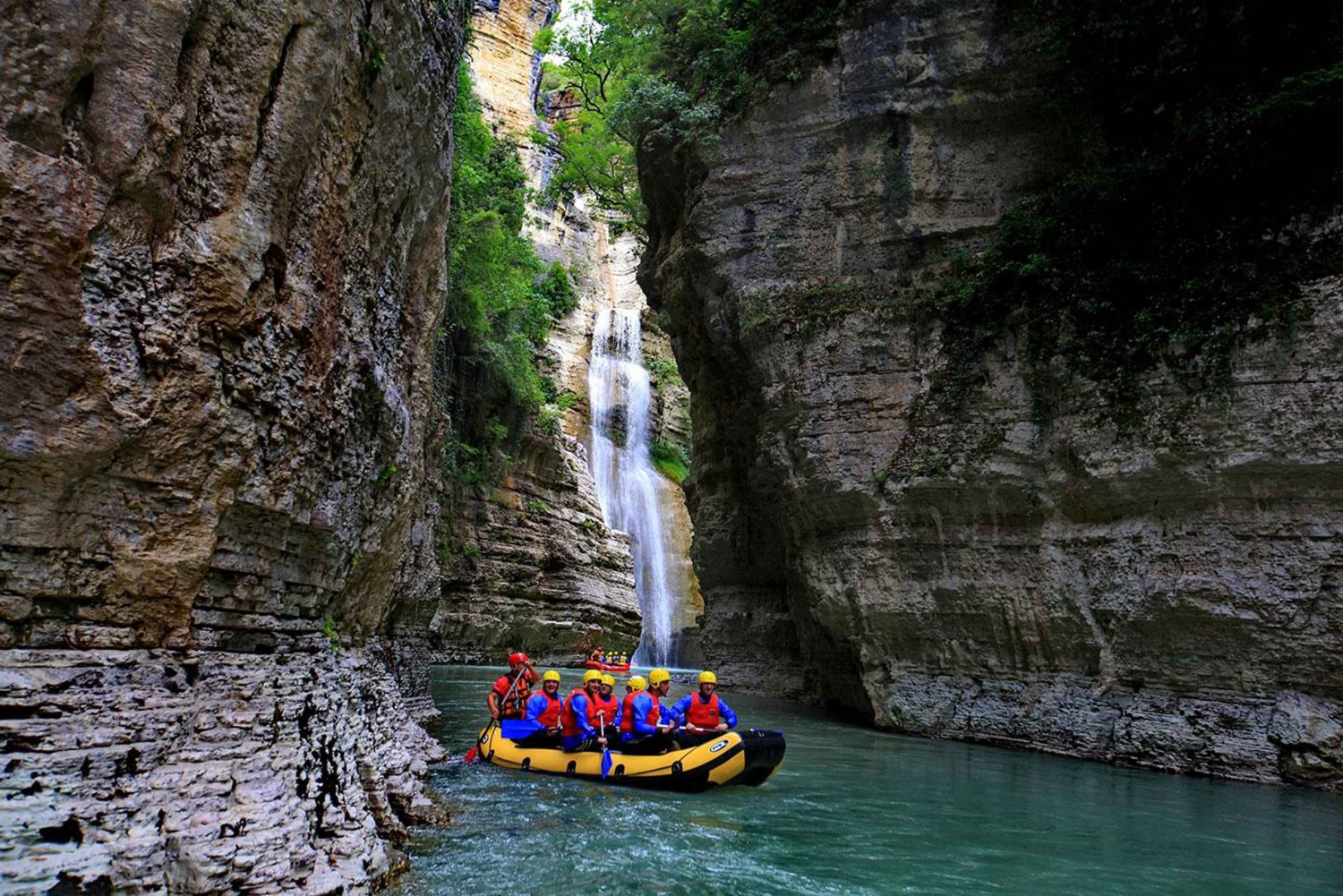 Fra Golem eller Durrës: Osumi Canyons Rafting Adventure