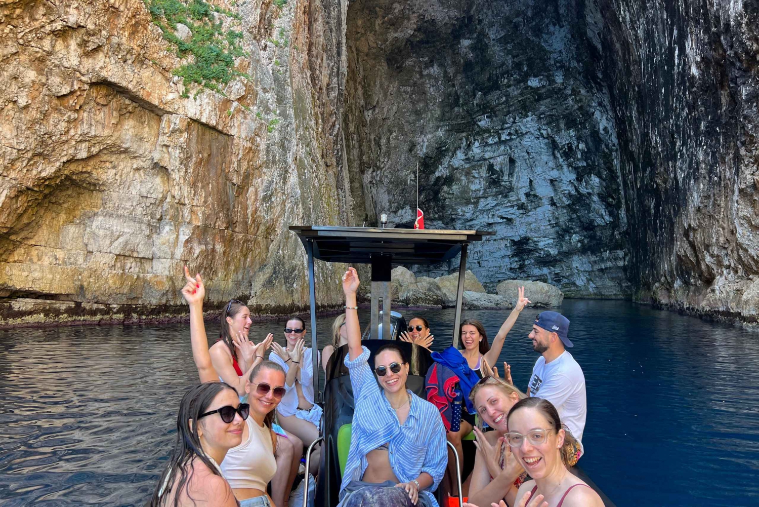 オリクム発：ハシ アリ洞窟とカラブルン半島ボート ツアー