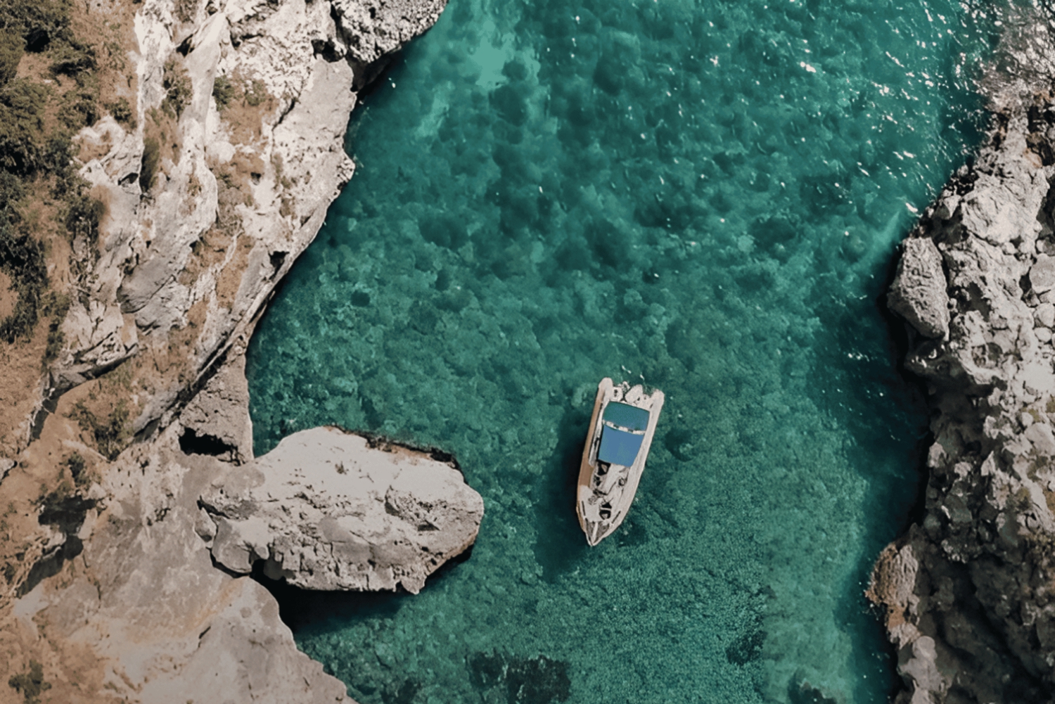 サランダ発 イオニア海岸 冒険とリラクゼーションの一日