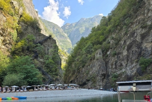 Från Shkodra Center: Shala-flodkryssning – buss- och båttur