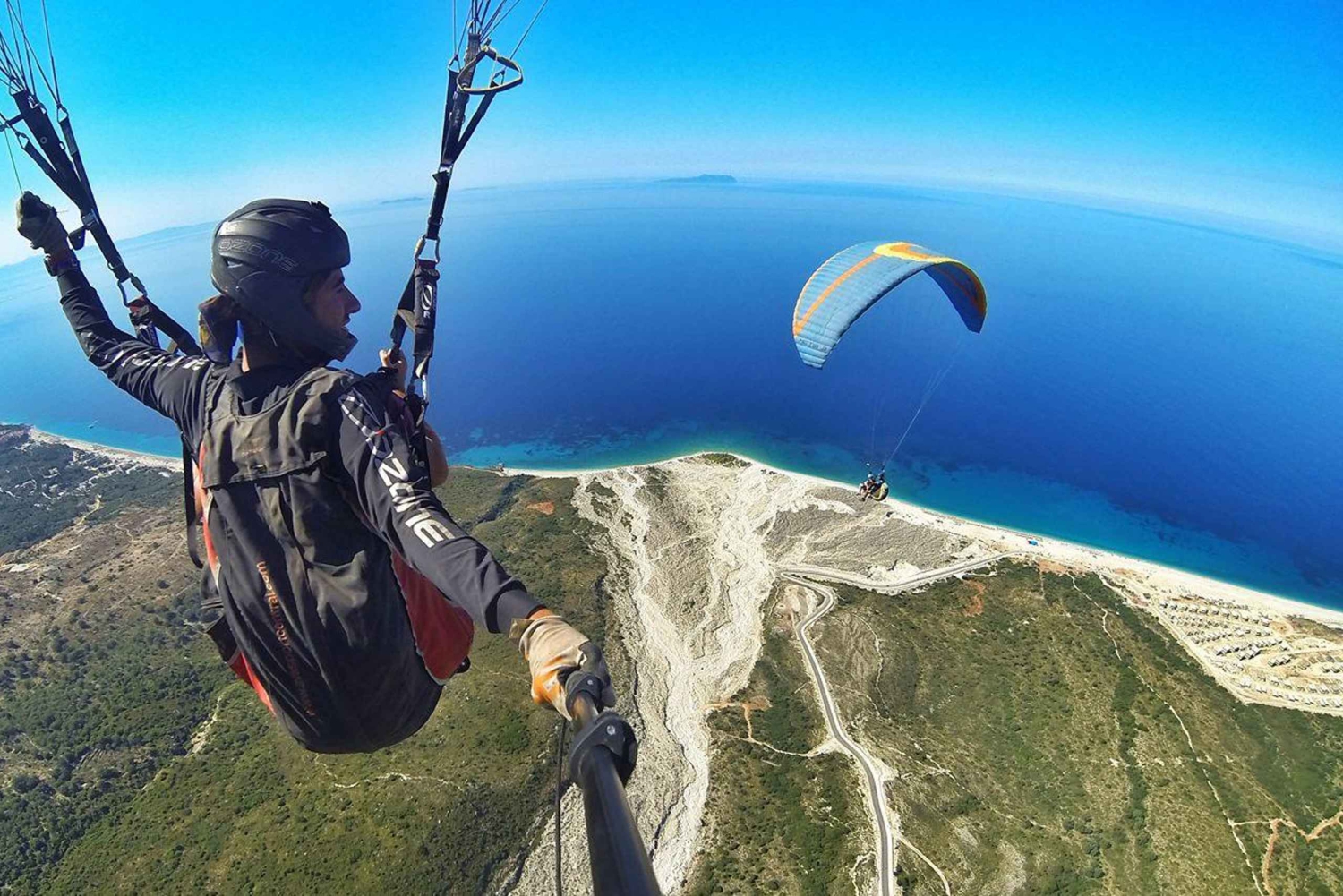 Från Tirana: Sazan, Karaburun Beach-tur och skärmflygning i Vlora