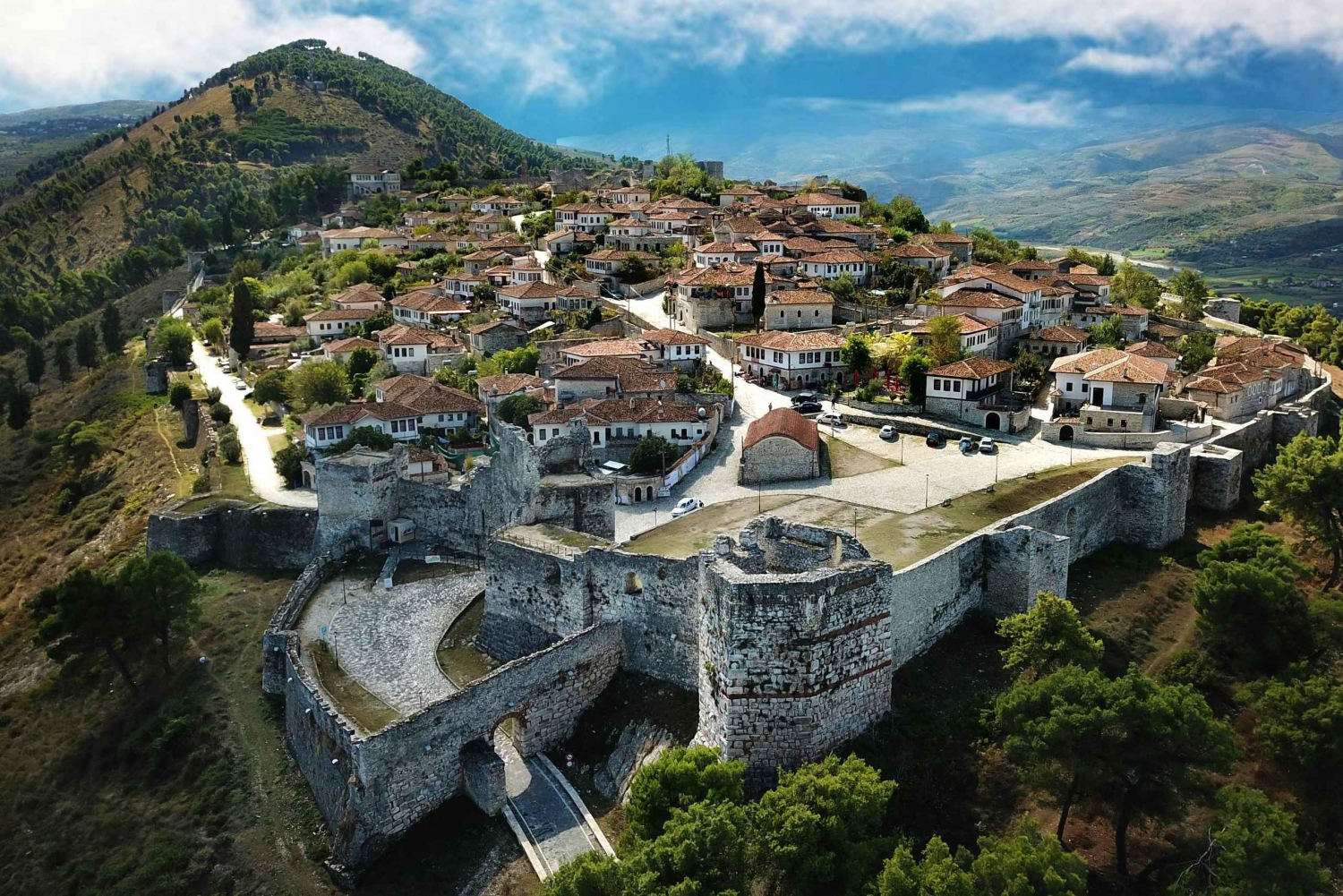 Fra Tirana/Durres til Berati UNESCO-by + slott og Belsh-sjøen