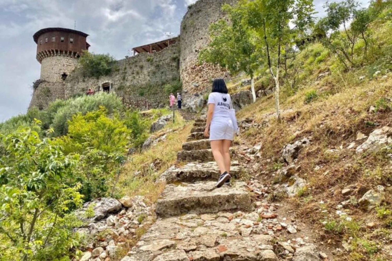 Fra Tirana: Vandring til Pellumbas-hulen og Petrela-slottet