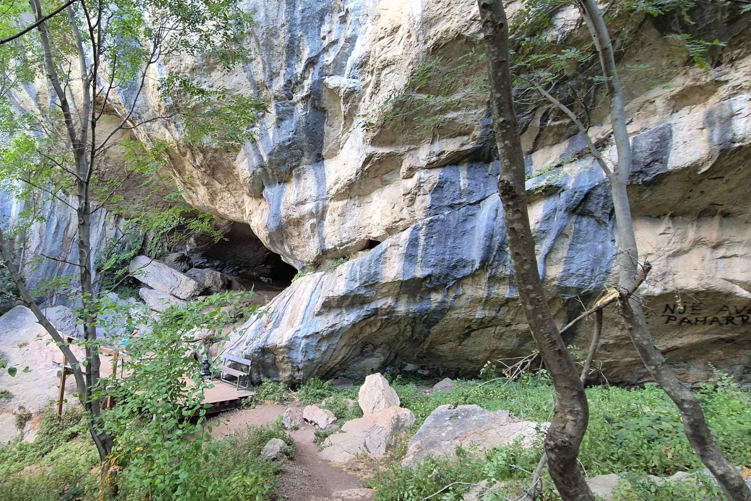 Fra Tirana: Vandring til Pellumbas-grotten og Erzeni-kløften