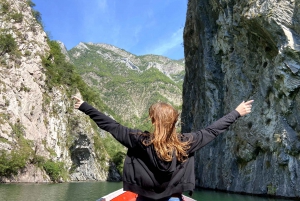 Depuis Tirana/Shkodra : excursion d'une journée au lac Komani et à la rivière Shala