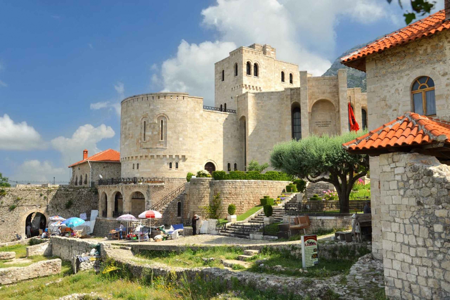 Depuis Tirana : château de Krujë, vieux bazar et Sari Salltik