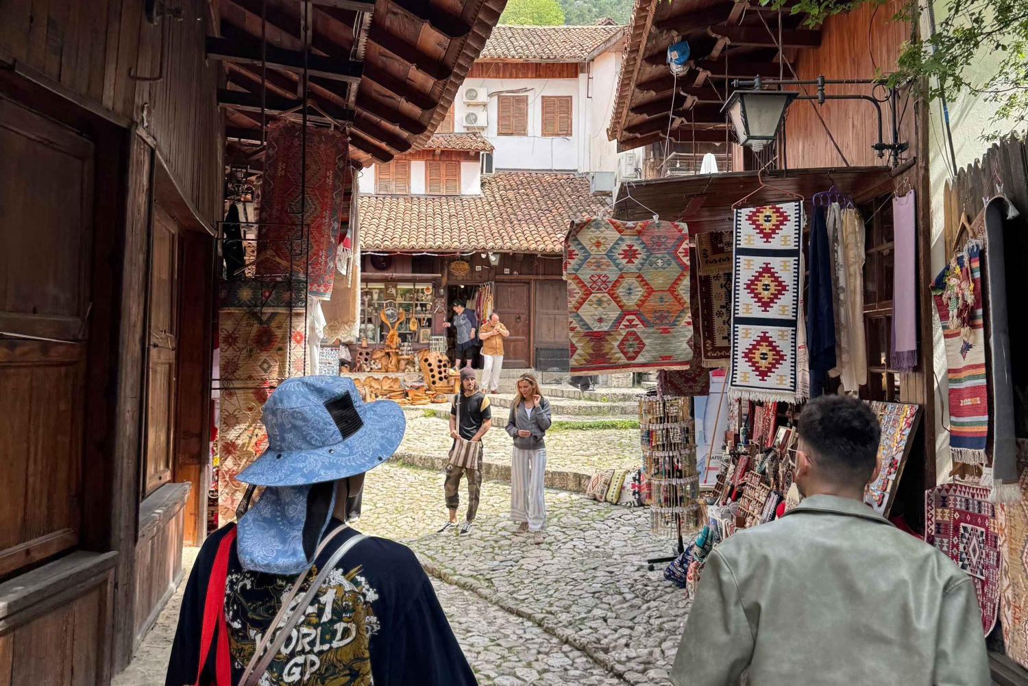 Tiranasta/Shkoderista: Krujan linna, vanha basaari, Sari Salltik