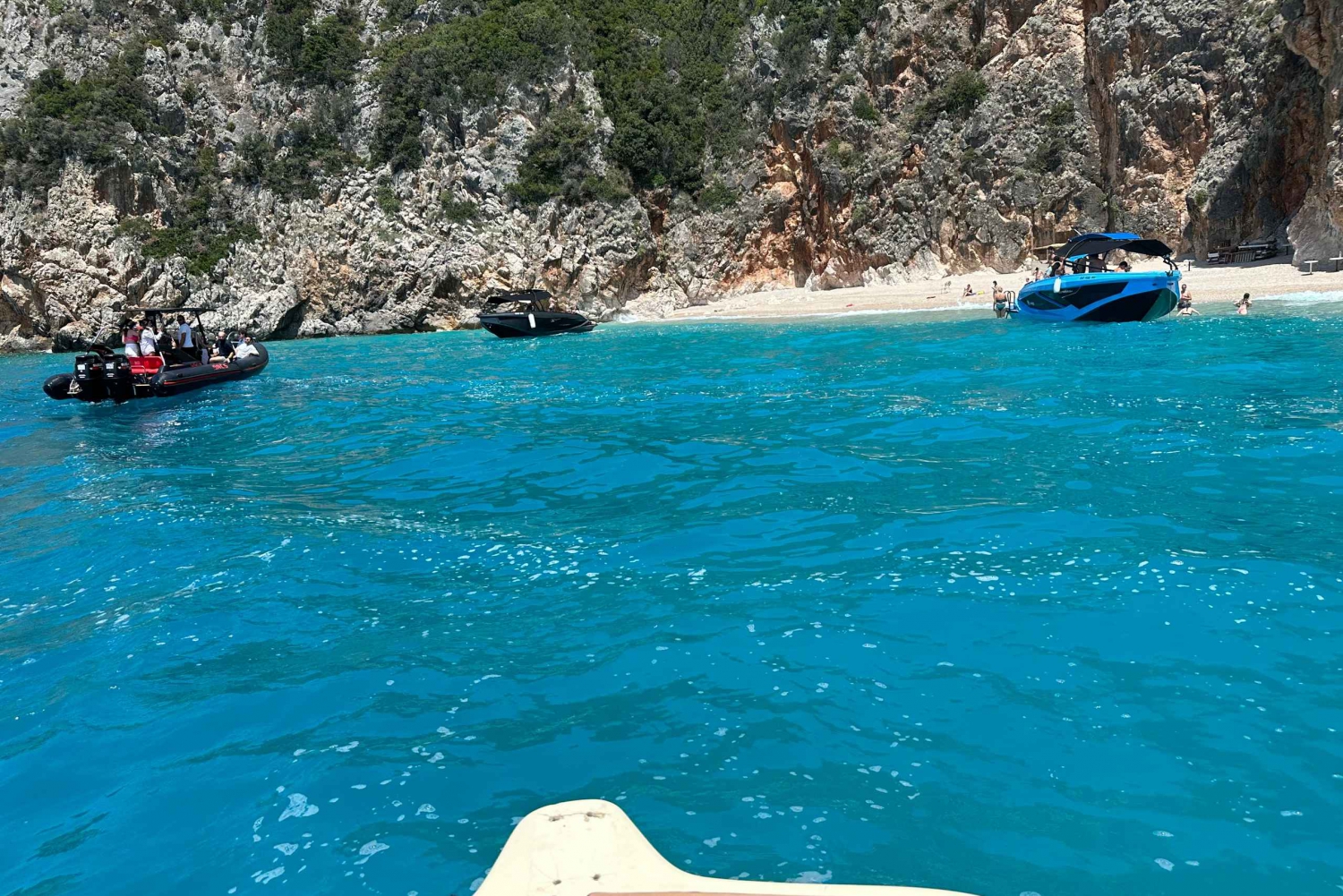 Desde Tirana/Durres/Golem: Tour por la ciudad de Vlora y la isla de Zvernec