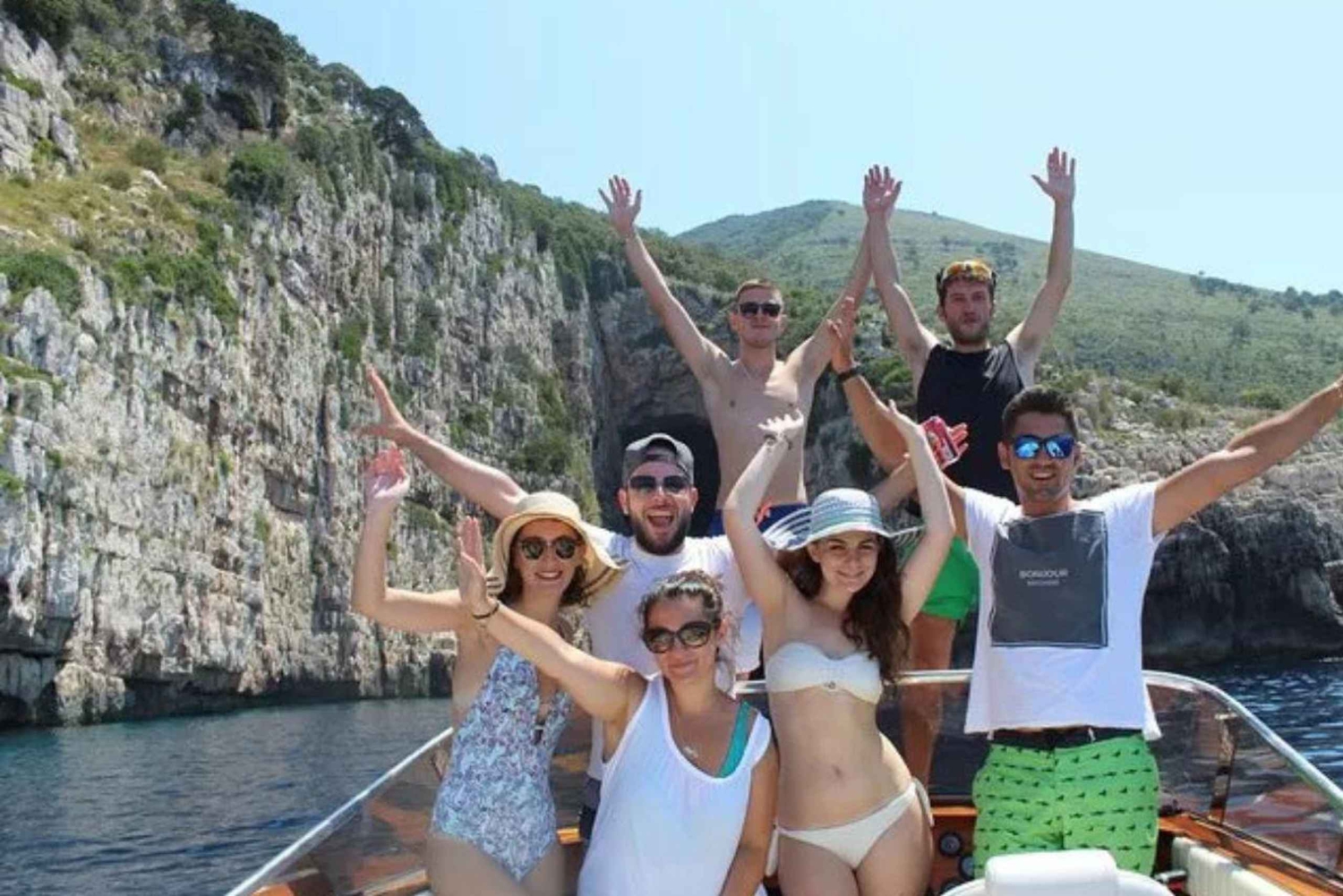 Desde Tirana: Vlora, Karaburun y la isla de Sazan Tour en barco de un día