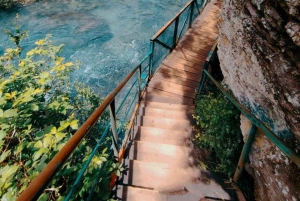 ティラナ発：ホワイトドリンの滝、ジップライン、洞窟ツアーをご案内いたします