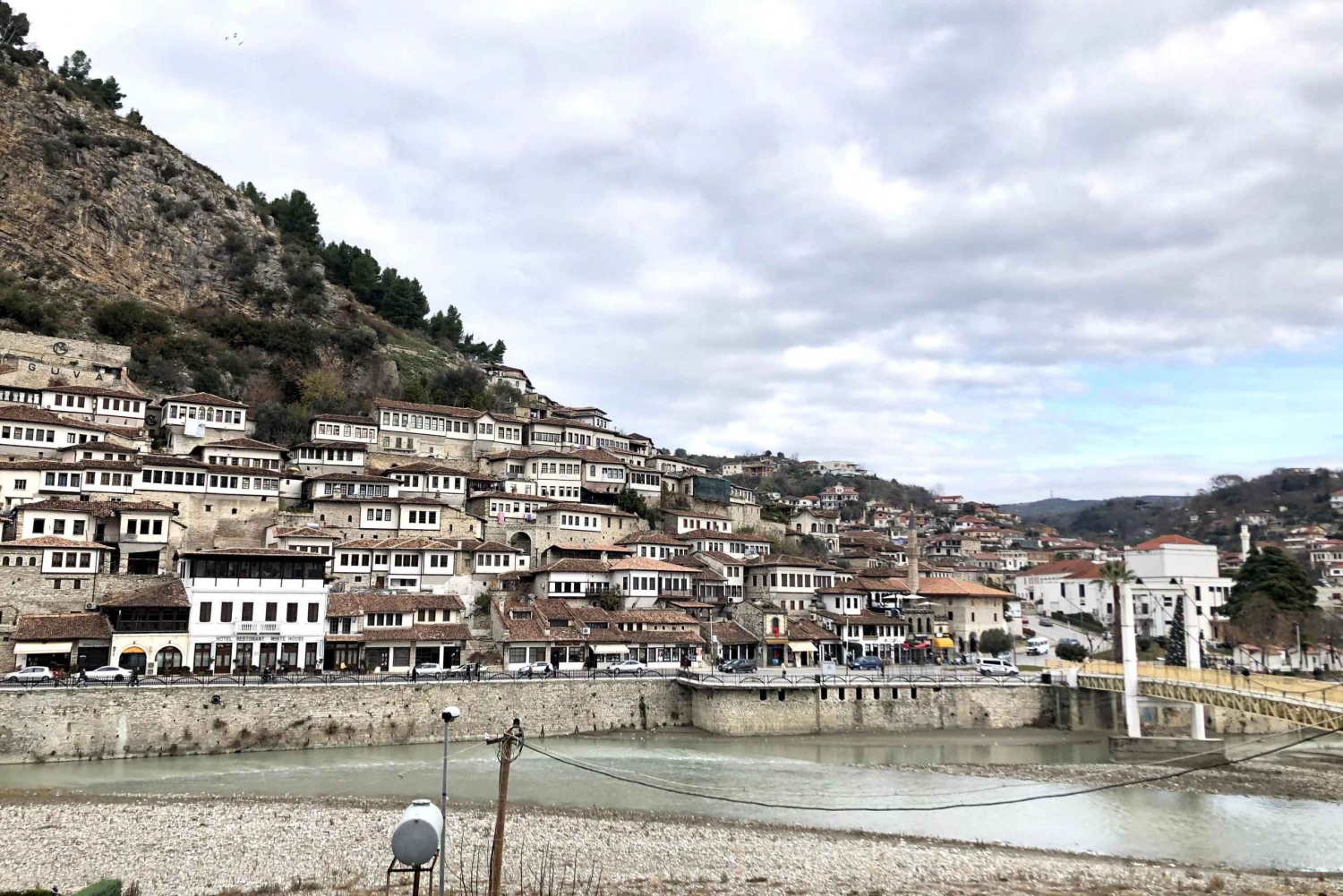 Von Tirana aus: Tour nach Berat, Belshi-See und Weinverkostung