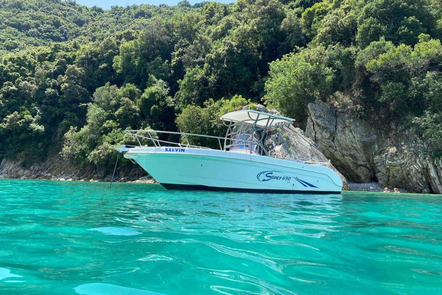 Saranda: viaje en barco con 6 paradas, bebida y snorkel gratis