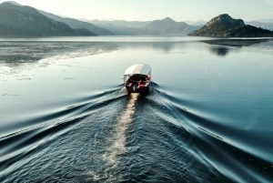 Rejs wycieczkowy z przewodnikiem po Parku Narodowym Jeziora Szkoderskiego drewnianą łodzią