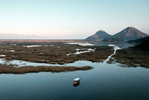 Rejs wycieczkowy z przewodnikiem po Parku Narodowym Jeziora Szkoderskiego drewnianą łodzią