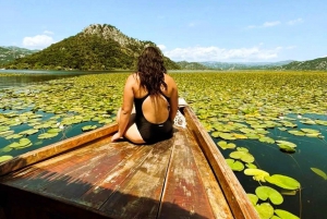 Rejs wycieczkowy z przewodnikiem po Parku Narodowym Jeziora Szkoderskiego drewnianą łodzią