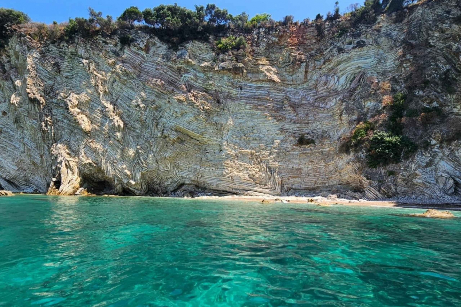 サランド：サンセットボートツアーと地元ワイン