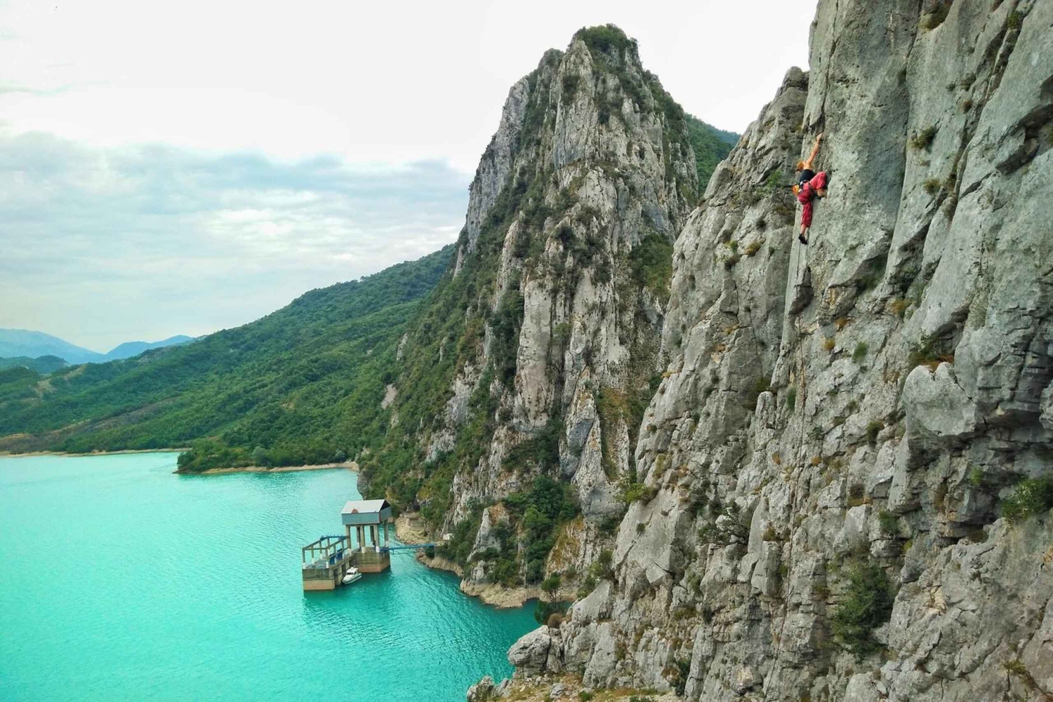 Escalada en roca en Tirana, aventura en las montañas