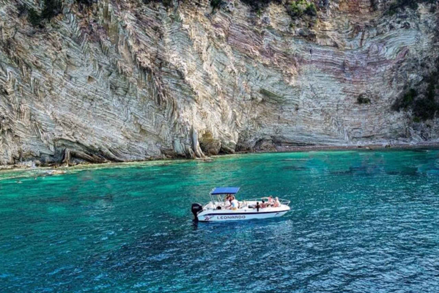 サランダ：カコメ島、洞窟、ビーチをまわるボートツアー（シュノーケリング付き）