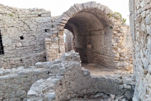 Saranda: comunismo, vistas panorámicas, monasterio y mezquita