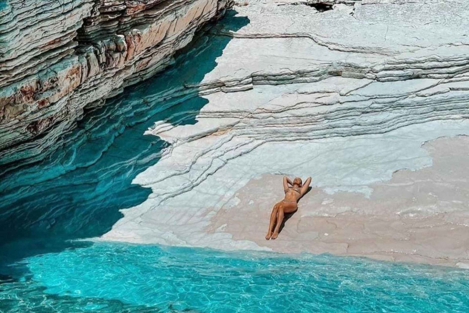 Sarandë: Krorezin venekierros ilmaisella sateenvarjolla ja snorkkelimaskilla