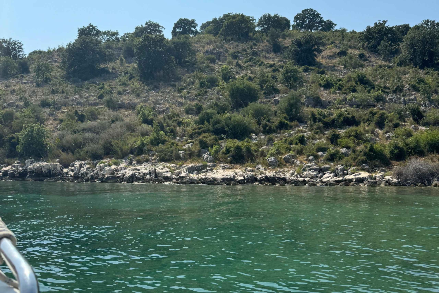 サランダ：7つの目的地へのボートツアー。無料ドリンクとパラソルをご用意しております。