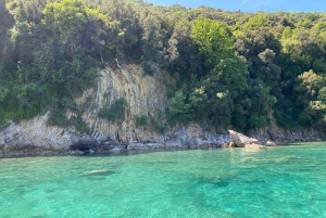 Saranda: rejs łodzią z 6 przystankami + darmowy drink i snorkeling