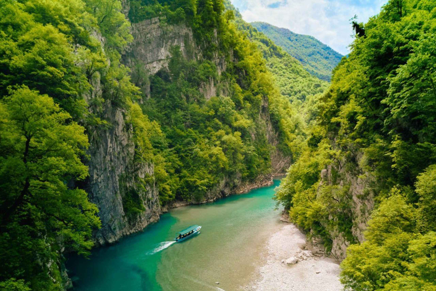 Scutari: gita di 1 giorno al lago di Koman, al fiume Shala e a Valbona