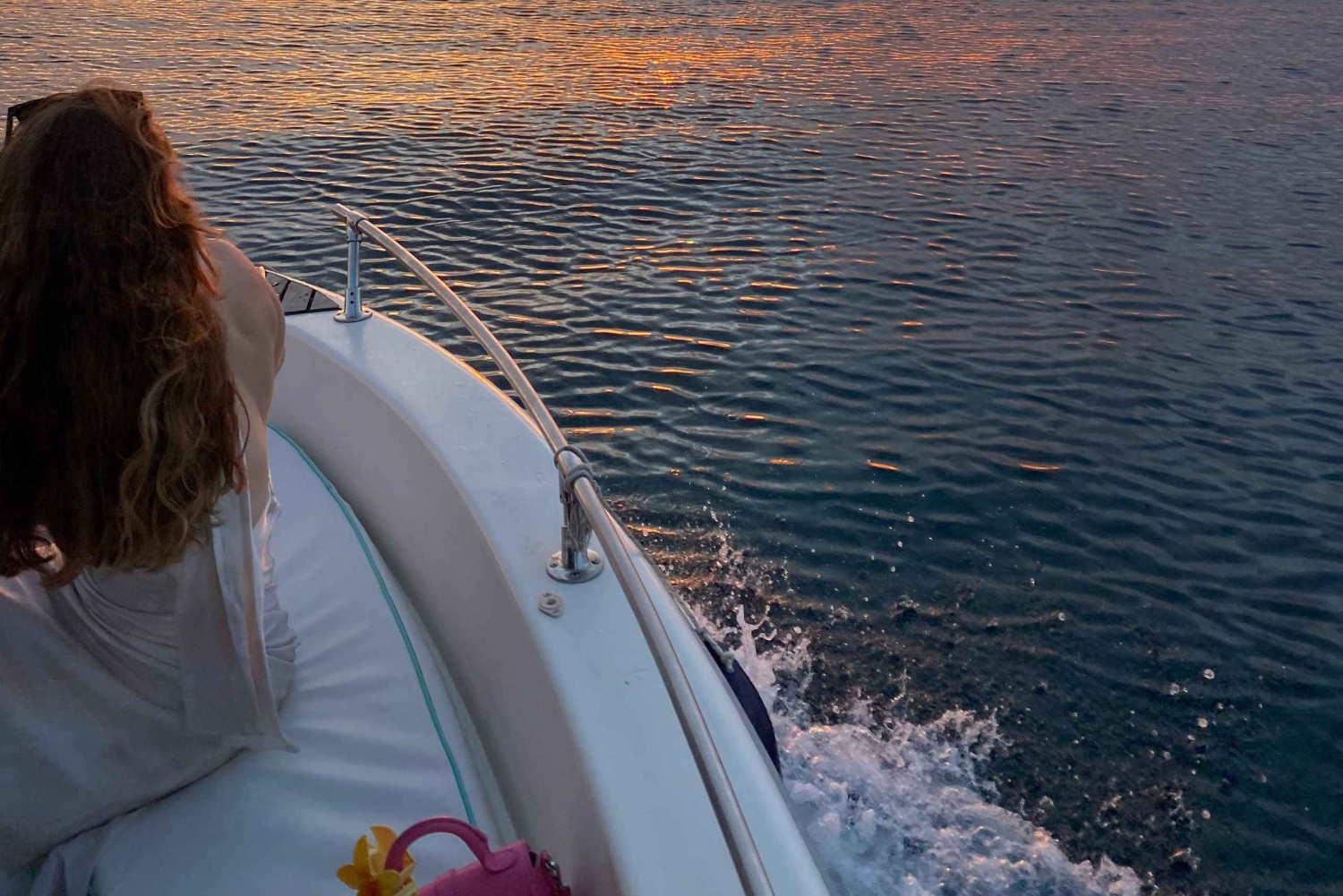 Rejs o zachodzie słońca na wyspy Ksamil z owocami i napojami