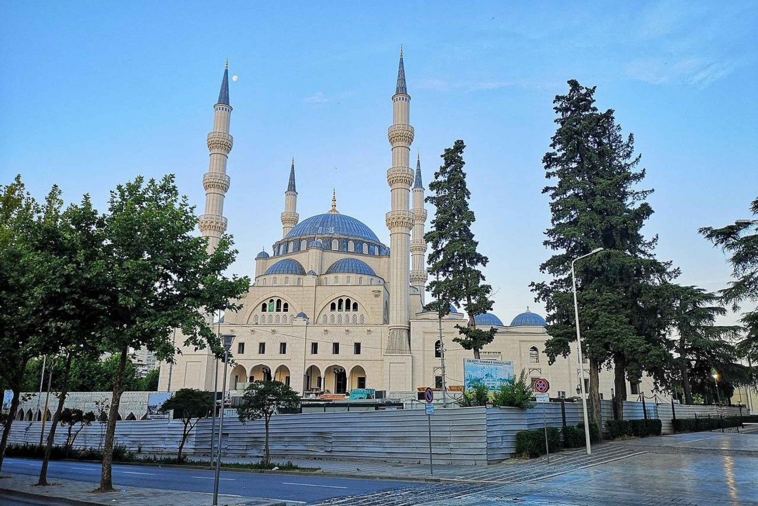 Tirana: 2 Stunden geführte Sightseeingtour mit versteckten Schätzen