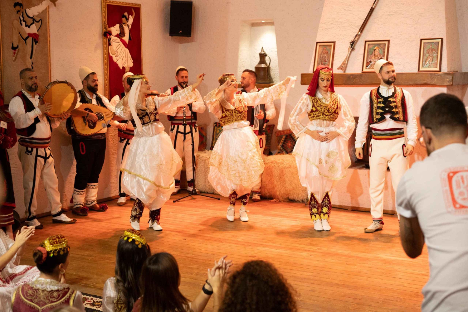 Tirana: Noche albanesa, experiencia cultural de danza y música