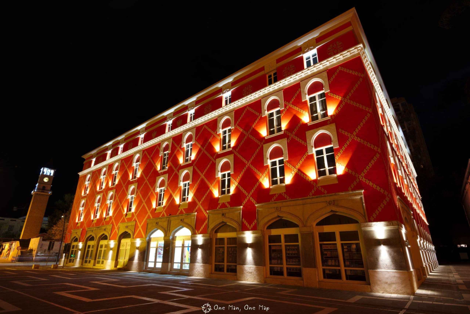 A magia de Tirana: descobre Tirana entre a luz do dia e a escuridão