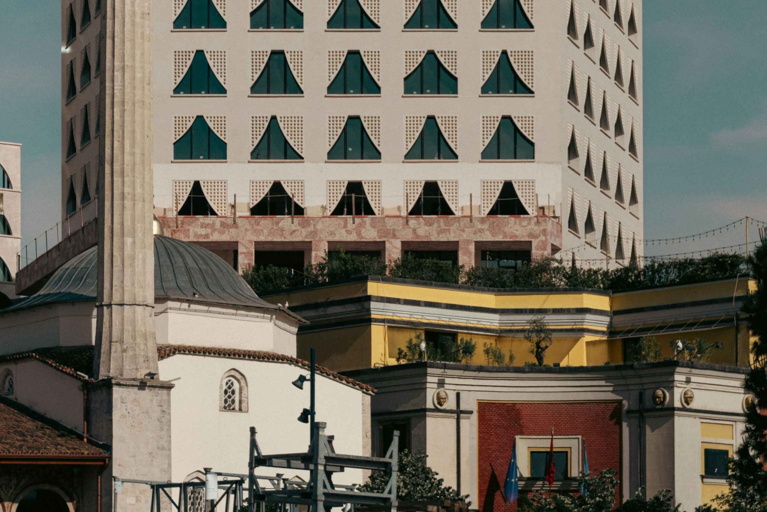 Tirana: ontdek het communistische tijdperk en het moderne leven☕️