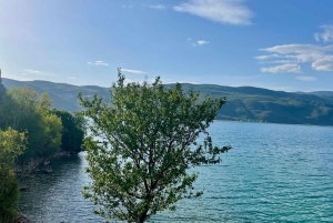 ティラナ発：エルバサン要塞、リン村、オフリド湖ツアー