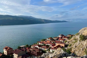 ティラナ発：エルバサン要塞、リン村、オフリド湖ツアー