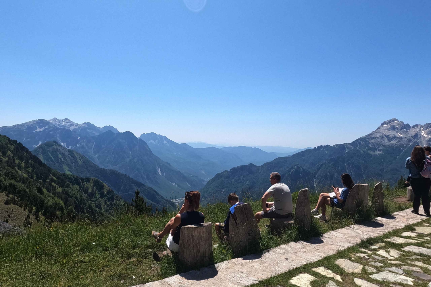 ティラナ発：テス村、アルバニアアルプス＆ブルーアイ プライベート日帰りツアー