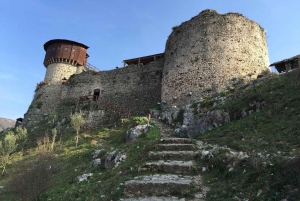 Tirana: tirolina, castillo de Petrela y museo de armas