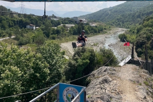 Tirana: tirolina, castillo de Petrela y museo de armas
