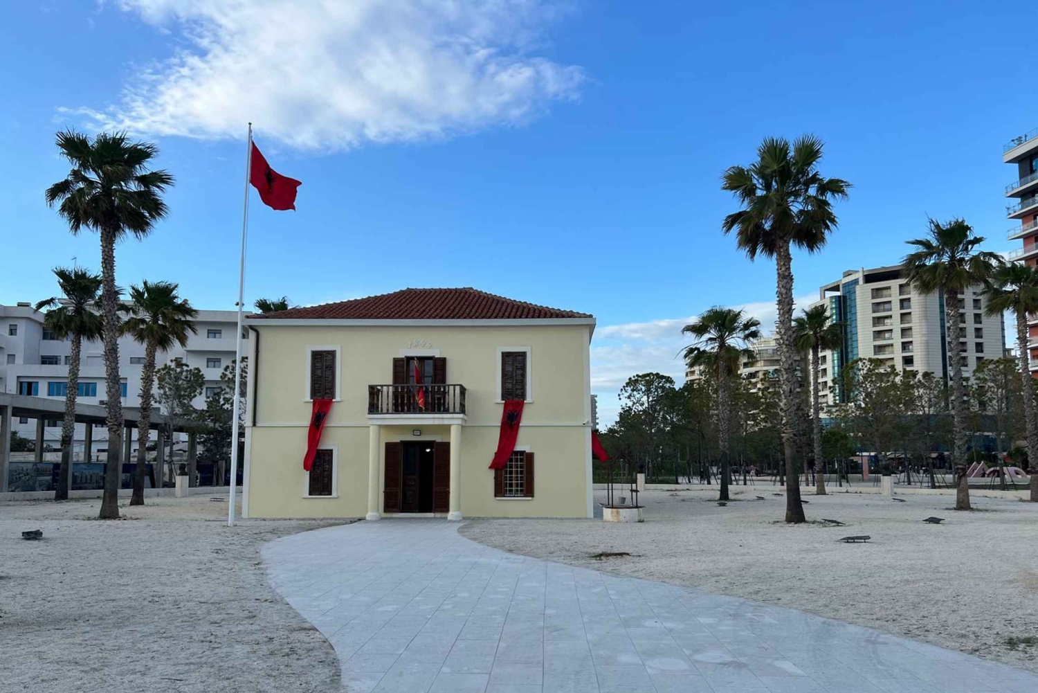 ヴァロナ：4時間のツアーで街の重要な場所を徒歩で探検